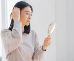 鏡を見る女性